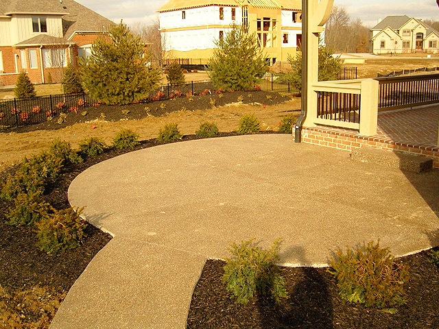 rear_round_patio_lg